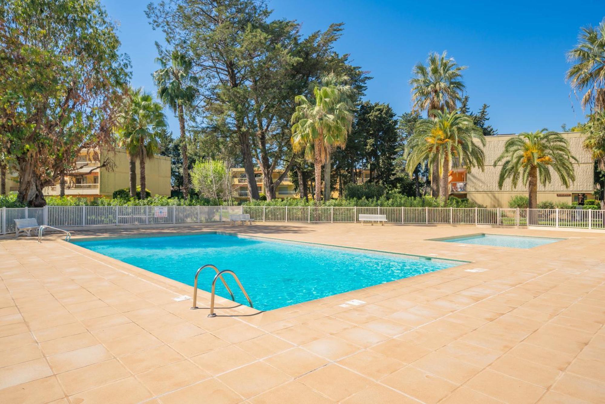 Spacious Apartment At A 5 Min Walk From The Beach Антіб Екстер'єр фото